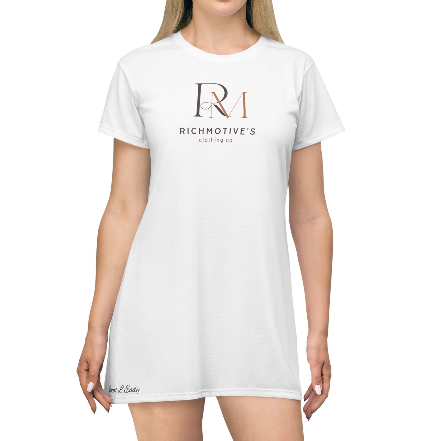 Chic White T-Shirt Dress with Rich Motive’s Logo - Perfect for Casual Outings and Summer Events